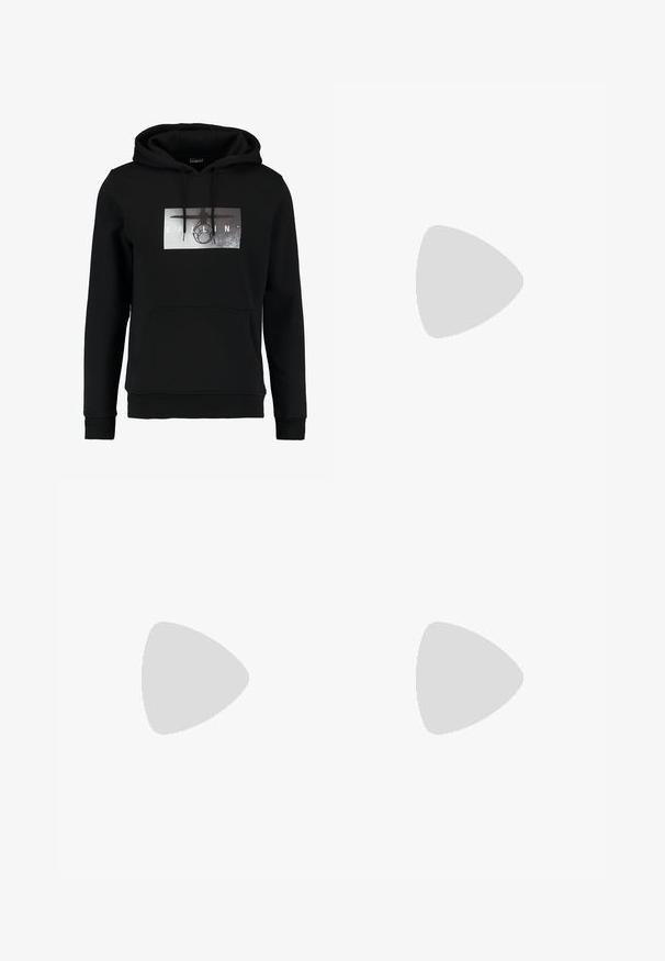 Sudadera negra con un bolsillo canguro frontal, capucha con cordón y una impresión gráfica que presenta la palabra "BALLIN'" y un diseño circular.; Camiseta blanca lisa de manga corta con puños remangados y cuello redondo, mostrada sobre un fondo blanco.; Pantalones de un azul marino oscuro, confeccionados en una mezcla de algodón, con un diseño de pierna recta, cierre con cremallera y un único bolsillo frontal con botón de metal.; Zapatilla negra con acentos y logotipo blanco. Presenta puntera redonda, suela acolchada, cordones planos y material superior liso. Vista lateral.