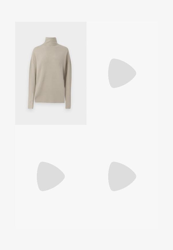 Vaaleanbeige poolopaita, joka on valmistettu pehmeästä neulomateriaalista, omaa rentoan istuvuuden, pitkät hihat ja korkean kauluksen. Ei näkyviä kuvioita.; Denim-paita, jossa on vaaleasta tumman pesun gradientti, kauluksessa, pitkissä hihoissa, kahdessa rintataskussa ja nappikiinnitys hopeaosilla.; Tummansinisen väriset kapeat housut, joissa on joustava vyötärö, keskiviimot, sileä pinta ja nilkkapituiset leikkaukset.; Beige värinen, kärjestään terävä, mustapohjainen tasapohjainen kenkä leijuu harmaan asfaltin yllä lähellä laatoitettua seinää.