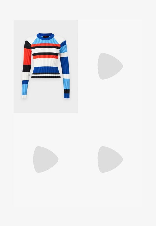 Ribbet langtærmet cropped sweater med horisontale striber i blå, rød, sort, hvid og lyseblå farver på ensfarvet baggrund.; Jaded London LIGHT WASH JUMBO JORTS - Denimshorts - light wash; Sølvfarvet Nike-sneakers med tekstureret sidelayout og grå snørebånd, svævende over betontrin i en afdæmpet udendørs omgivelser.; Brune rektangulære solbriller med let buede linser og tynde arme, der hviler på en lysegrå overflade.
