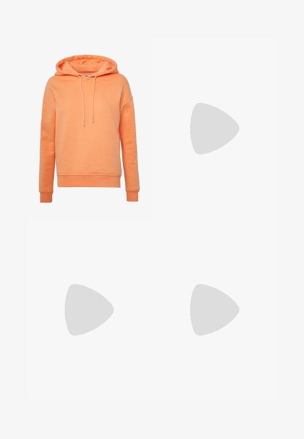 Oranger Kapuzenpullover aus weichem Material, mit Kängurutasche, Kordelzugkapuze sowie gerippten Bündchen und Saum.; Schwarze Jeans mit hoher Taille, vorderem Knopf und Reißverschluss, zwei vorderen Taschen und einem verjüngten Bein auf weißem Hintergrund.; Schwarzer High-Top-Canvas-Sneaker mit weißer Gummisohle und weißen Schnürsenkeln, seitlich dargestellt vor weißem Hintergrund.; Silberne Creolen, kreisförmig, mit glatter, glänzender Oberfläche und gleichbleibender Breite. Minimalistisches Design ohne zusätzliche Akzente.