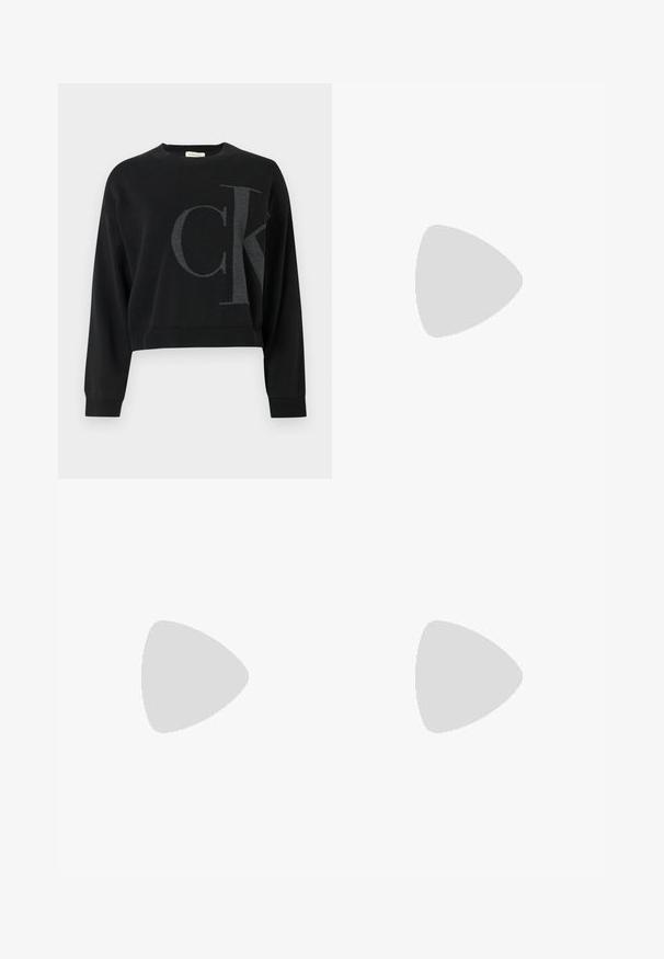 Μαύρο cropped πουλόβερ με μεγάλο γκρι λογότυπο "CK" στο μπροστινό μέρος. Κατασκευασμένο από απαλό, υφασμάτινο ύφασμα με ριμπ μανσέτες.; Λεπτά τζιν σε μεσαίος μπλε τζιν, με ψηλή μέση, λείο ύφασμα, δύο μπροστινές τσέπες και μία πίσω τσέπη.; Μαύρο δερμάτινο μποτάκι αστραγάλου με μυτερή μύτη και χαμηλό τακούνι τύπου kitten heel, εμφανίζεται σε γωνία μπροστά σε γυαλισμένο πάτωμα και τοίχο από γυάλινους τούβλους.; Μαύρη δερμάτινη τσάντα ώμου Calvin Klein με ευρύ ρυθμιζόμενο ιμάντα που φέρει επαναλαμβανόμενο λογότυπο Calvin Klein σε μπεζ χρώμα.