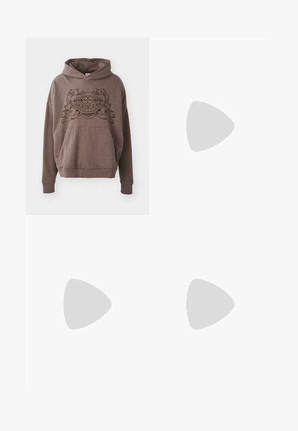 Haut à capuche marron avec des manches longues, poche kangourou à l'avant et un graphisme de chats stylisés sur la poitrine. Tissu doux, coupe décontractée, sans fermetures éclair.; T-shirt en coton noir à manches courtes, col rond, avec un logo Puma blanc sur le côté supérieur gauche de la poitrine. Coupe classique, texture lisse.; Pantalon noir avec un motif abstrait texturé en gris foncé, doté d'une coupe droite, de poches standard et de garnitures métalliques à la taille.; Baskets en daim noir avec accents blancs, arborant un logo doré. Portées avec un jean en denim bleu clair et posées sur une surface bleue texturée.