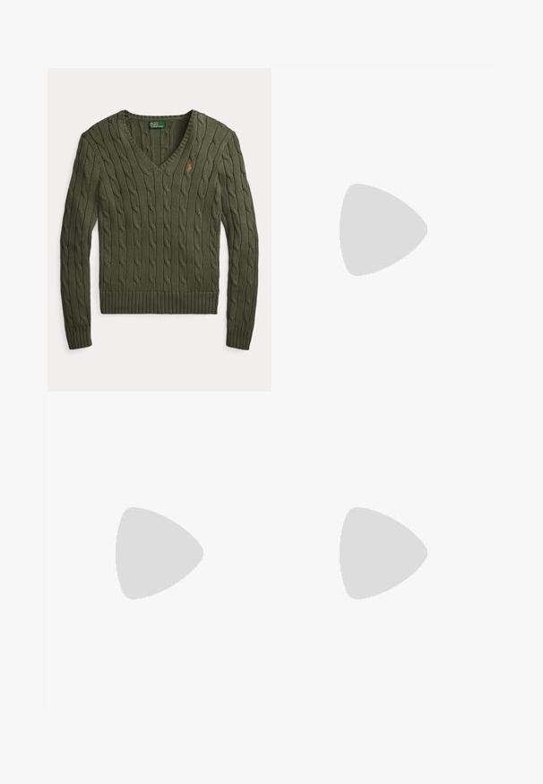 Olivovo zelený pletený sveter s výstrihom do V, dlhými rukávmi a malým oranžovým logom Polo Ralph Lauren na hrudi.; Biely tielkový top z mäkkého materiálu, s rebrovaným výstrihom a lemom. Malé námornícke logo vyšívané v dolnom ľavom rohu.; Biele široké tepláky s elastickým pásom, šnúrkou, bočnými vreckami a malým námorníckym logom pri pravom vrecku.; Biela nízka teniska so šnurovaním vpredu, zsemišovými a koženými panelmi a svetlohnedou gumovou podrážkou na bielom pozadí.