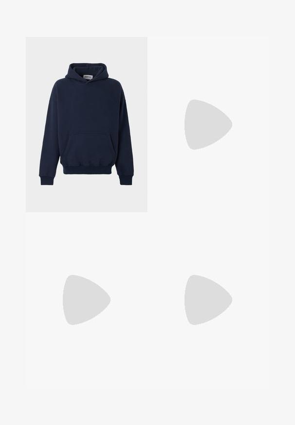 Sweat à capuche bleu marine avec poche kangourou à l'avant, manches longues, poignets et ourlet côtelés, présenté sur un fond uni clair.; T-shirt en coton bleu marine à manches courtes et col ras du cou, avec un devant uni, présenté sur un fond gris clair.; Jean denim bleu à jambes droites avec un design classique à cinq poches et une fermeture à boutons, présenté à plat sur un fond blanc.; Baskets blanches avec dessus en daim et cuir texturé. Caractérisées par un bout arrondi, une fermeture à lacets et une semelle en caoutchouc beige contrastante.