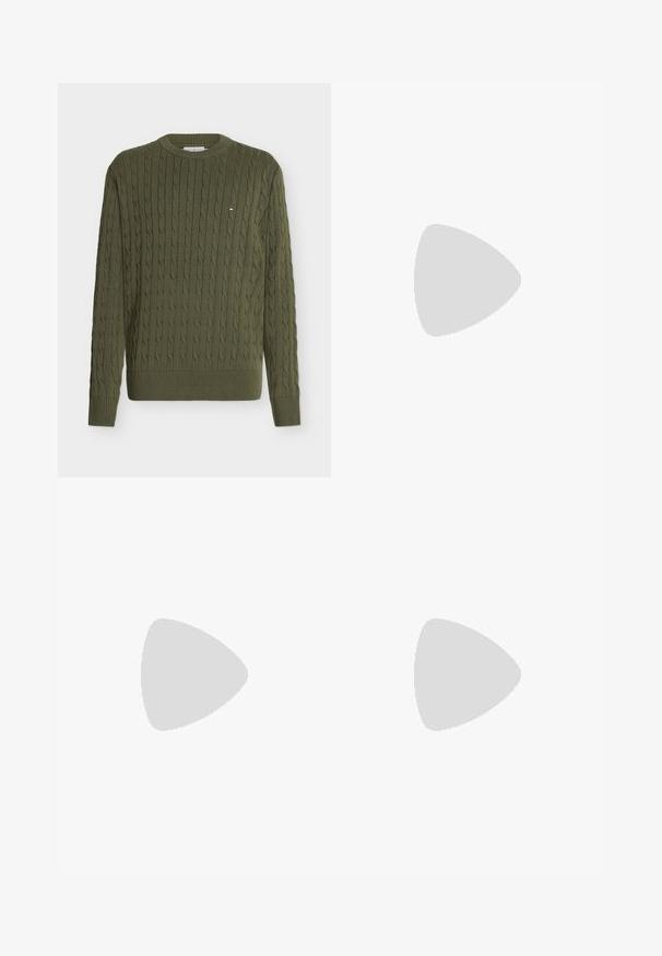 Groene kabelgebreide trui met lange mouwen, geribde manchetten en zoom, en een klein rechthoekig logo op de linkerborst.; Blauw overhemd met lange mouwen met witte verticale strepen, knoopkraag en klein logo op de linkerborst.; Lichtbeige op maat gemaakte broek met voorplooi, zijzakken, riemlussen en een knoopsluiting op een witte achtergrond.; Witte sneaker met een gladlederen bovenwerk en een laag profiel. Voorzien van een ronde neus, zes vetergaatjes en een gestructureerde rubberen zool.