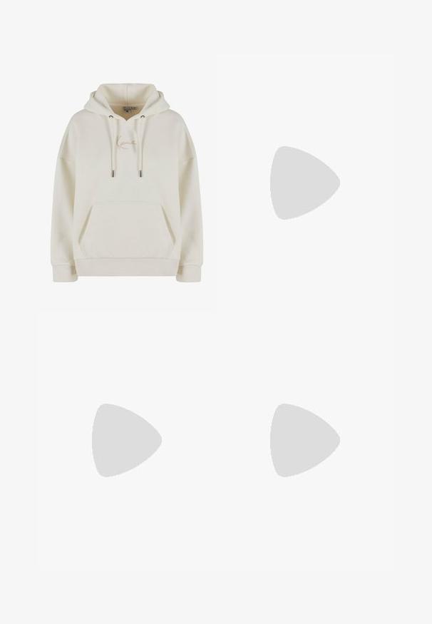 Creme hoodie med snoretræk og en frontlomme. Har broderet logo i beige. Fremstillet af blødt, struktureret stof.; Lys grå, brede bukser lavet af blødt stof med elastisk talje. Har et enkelt design uden synlig hardware eller mønstre.; Adidas Gazelle sneaker med en creme farvet ruskindsoverdel, blå læderdetaljer, tre blå striber, beige mellemsål og brune gummisål.; Sort polstret håndtaske med et rundt håndtag, der har en glat, skinnende overflade og en blød, kviltet tekstur. Ingen synlige hardware eller accenter.