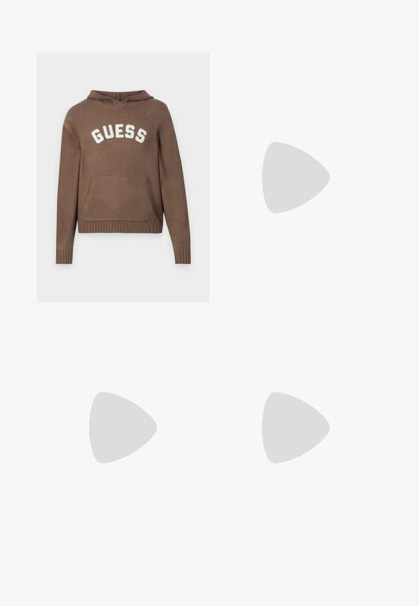 Brun pullover hoodie med løs pasform, der har en frontlomme og ribbet kant. Hvid "GUESS" logo vist over brystet. Blød tekstur.; Lysblå denim flared jeans med en mellemhøj talje, fem lommer og kontrastsyning. Har en lynlåsåbning og metalknaplukning.; Sort læder herre loafer med moc-tå syning, penny strop, struktureret krave og lav stablet hæl på hvid baggrund.; Sort læderhåndtaske med to lynlåslommer, glat tekstur, rund form og logo prægede på fronten. Sølv hardware accenter.