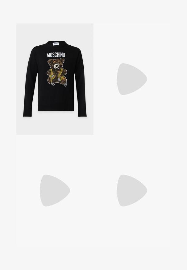 Schwarzer Pullover mit langen Ärmeln mit einem in ein gelbes Maßband gewickelten Teddybär und dem Wort Moschino über dem Bären.; Schwarze Baumwollhose mit geradem Bein, mit einem Frontknopfverschluss, zwei seitlichen Taschen und einem kleinen Markenetikett am Bund.; Schwarze und marineblaue Sneakers aus Wildleder und Mesh-Materialien, mit einer dicken Sohle und einem markanten Ausschnitt in Form eines "M"-Details an der Seite.; Schwarze Nylon-Crossbody-Tasche mit Klappe, ausgestattet mit einem auffälligen Logo-Gurtverschluss, verstellbarem Tragegurt und seitlichen Steppnähten.