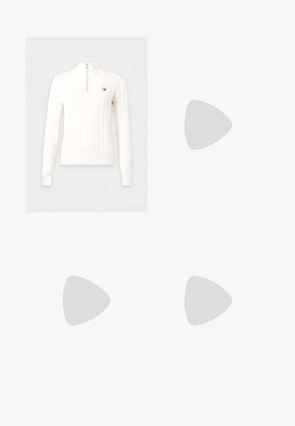 Weißer Pullover mit Zopfmuster, langen Ärmeln, einem Viertel-Reißverschluss am Kragen und einem kleinen dunklen gestickten Logo auf der linken Brust.; Schwarze, maßgeschneiderte Hose aus einem Baumwoll-Mischgewebe mit zwei vorderen Knöpfen, geradem Schnitt und glatter Textur. Keine sichtbaren Muster.; Weißer flacher Canvas-Sneaker mit Schnürung vorne und dicker, strukturierter Gummisohle auf neutralem Hintergrund.; Edelstahl-Ohrringe in Goldfarbe mit runden Holzakzenten, die eine glatte Textur und ein minimalistisches Design aufweisen. Die Silhouette betont die Einfachheit.
