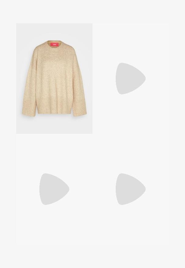 Beige oversized trui met een ronde halslijn, geribbelde mouwen en zoom, gemaakt van zacht, gemêleerd materiaal. Heeft een felrode label.; Beige corduroy overhemdjack met een kraag, een sluiting met vijf knopen en een enkele borstzak. Zachte textuur met verticale ribbels.; Beige wijde broek van zacht materiaal, met een elastische tailleband, trekkoord en zijzakken voor praktische doeleinden.; Bruine suède pantoffel met een crèmekleurige faux fur voering, ontwerp met open achterkant, platte zool en afgeronde vorm voor comfort en warmte.