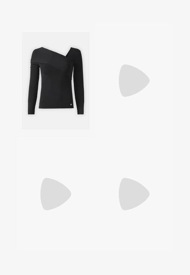 Sort ribbet langærmet top med et asymmetrisk design, bredt halsudskæring og en enkelt skulderrem. Guld logo detalje ved kanten.; Sorte denim jeans med en flagrende ben-design. Har to frontlommer, en lille blå detalje og en standard knaplukning.; Sort læderankelstøvle med spids tå og blokhæl, der svæver over en reflekterende grå gulv nær en væg af glasblokke.; Guess Solbriller - shiny black