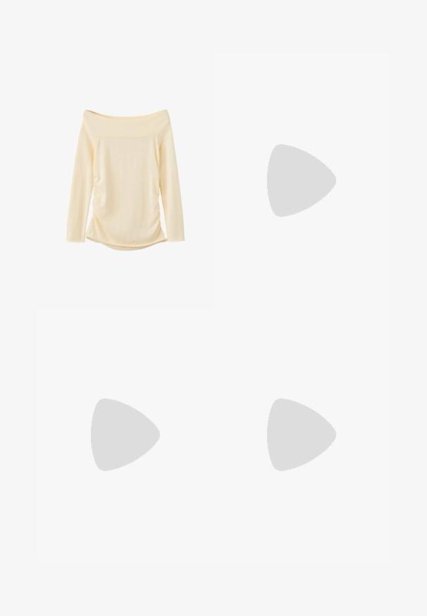 Top crema de manga larga con hombros descubiertos, escote ancho y lados ligeramente fruncidos, colocado plano sobre un fondo blanco.; Vaqueros blancos de talle alto con pierna recta, cremallera de botones, bolsillos delanteros y traseros, y remaches de cobre visibles en las esquinas de los bolsillos.; Sándal de piel vegana rosa con dos correas ajustables con hebilla, plantilla de corcho y suela de goma negra. Diseño minimalista con un perfil plano.; Bolso rectangular tejido color cuero claro con dos asas largas y lisas y un patrón de celosía abierta en todo el cuerpo del bolso.