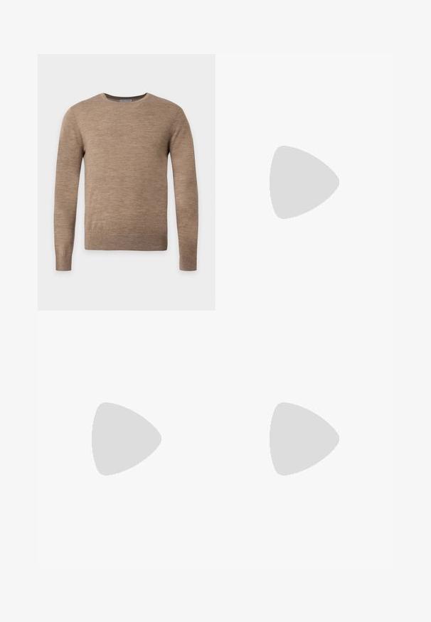 Pull beige à manches longues avec col rond et texture tricotée unie, présenté sur un fond clair uni.; Chemise à manches longues à boutons avec un petit motif à carreaux noir, blanc et marron et un col standard, présentée sur fond blanc.; Pantalon marron à jambes droites avec passants de ceinture et fermeture boutonnée et zippée à l'avant sur fond uni.; Baskets en daim beige avec des détails perforés, des lacets crème et une semelle texturée marron clair, avec un accent de couleur contrastante au talon.