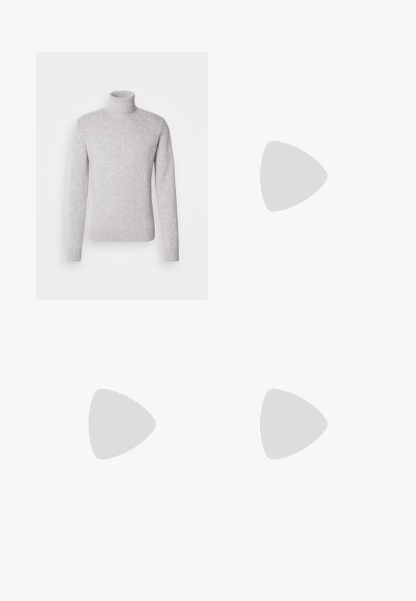 Jersey de cuello alto de color gris claro hecho de un suave tejido de punto. Presenta un cuello y puños acanalados. Forma clásica y ajustada con mangas largas.; Camisa negra de manga larga con un frente abotonado, dos bolsillos en el pecho y un cuello estructurado. Fabricada con una tela sólida de textura suave.; Pantalones negros de tela de algodón suave, con diseño de pierna recta, bolsillos delanteros, cierre de botón y un acabado limpio.; Bota de tobillo de cuero negro con tres ojales para cordones, puntera redondeada y suela plana sobre un fondo liso y claro.