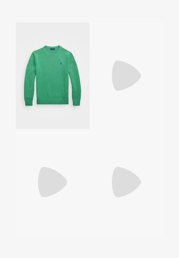 Grøn strikket sweater med rund hals, ribbede manchetter og kant, der har et lille blåt logo på brystet. Lavet af letvægtsmateriale.; Herre langærmet skjorte med knapper, med lodrette grønne og hvide striber samt et lille broderet logo på venstre bryst.; Indigo blå denimjeans med straight-leg design, fem-lomme stil og subtil falmning på lårene. Metallknap og lynlås lukning.; Lysebrun ruskindsslipper med snøre- og duskedetalje, syet moc-tå og gummiydersål, sidevisning.