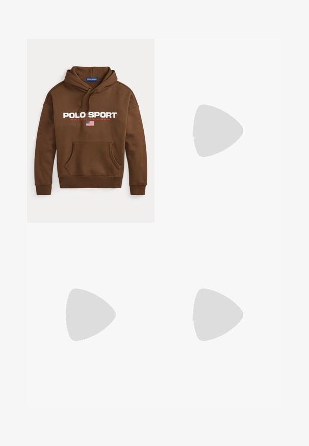 Hnedá mikina s kapucňou a predným vreckom, biely text "POLO SPORT", červený text "RALPH LAUREN" a malá vlajka USA pod logom.; Biely bavlnený tričko s okrúhlym výstrihom, krátkymi rukávmi a nenápadným vyšívaným logom koňa na ľavej hrudi. Hladká textúra.; Hnedé ležérne jogger nohavice s elastickým pásom, šnúrkou, bočnými vreckami a malým bielym vyšívaným logom na hornej ľavej stehne.; Svetlobéžové semišové nízke tenisky s logom Polo na boku a päte, predné zaväzovanie na šnúrky a béžová gumová podrážka.