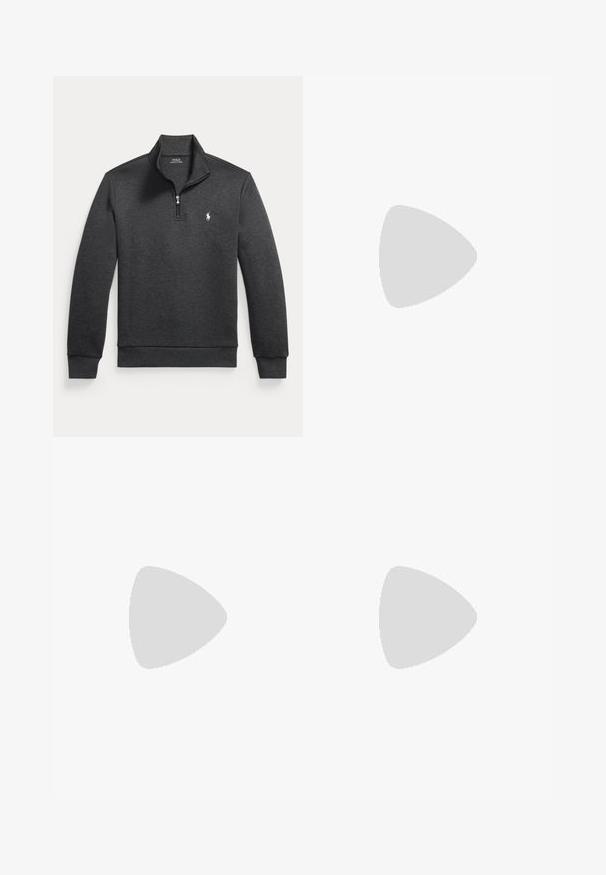 Donkergrijze trui met lange mouwen en een kwartrits, hoge kraag en klein wit Polo Ralph Lauren-logo op de linkerborst.; Witte T-shirt met korte mouwen en ronde hals met klein zwart Polo Ralph Lauren paardenlogo op de linkerborst.; Zwarte sweatshorts gemaakt van zachte stof, voorzien van een tailleband met trekkoord met metalen uiteinden en een klein logo op het been. Gladde textuur, ontworpen voor comfort.; Witte lage sneaker met groene streep en Polo-logo aan de zijkant, groene hieltab en witte veters, vanaf de linkerkant getoond op een effen achtergrond.