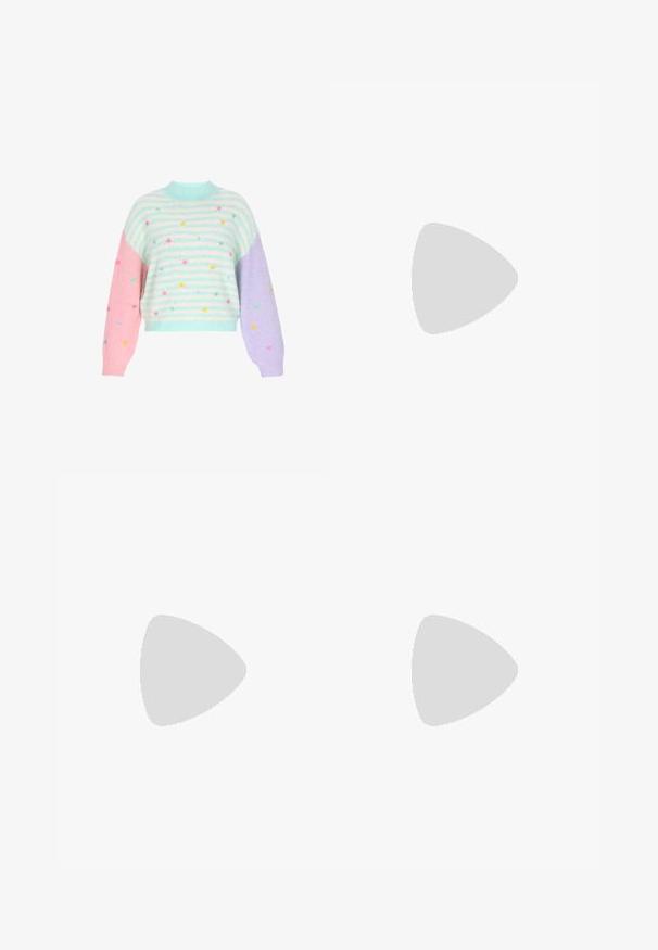 Pastel stribet sweater med rund hals, der har ærmer i pink, blå og lilla. Dekoreret med blomsterbroderi og en fluffy tekstur.; Lysblå vide bukser med ternet mønster i skiftende nuancer og elastisk talje for komfort.; Hvid chunky sneaker med tyk sål, dekoreret med pastelrosa, orange og blå butterfly-applikationer på sider og hæl.; Lille pastelfarvet tie-dye bæltetaske med lyserøde lommer formet som sommerfugle, perle- og ædelstensaccenter samt to glitrende lyserøde cirkulære ører på toppen.