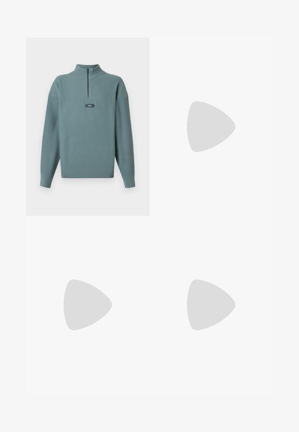Oakley NEW RETRO SWEATER - Džemper - faded denim; Musta puuvillane t-särk standardsest ümara kaelusega ja lühikeste varrukatega. Rinnal on delikaatne reljeefne logo.; Roheline, kerge kangas, millel on elastne vöökoht, nöör ja mitmed taskud. Sile tekstuur ja mugav, laiem lõige.; Must sportlik toss nähtava õhkpadi keskmise tallaga, hõljudes roosa kivipinna kohal, mille taustal on hall kivimüür.