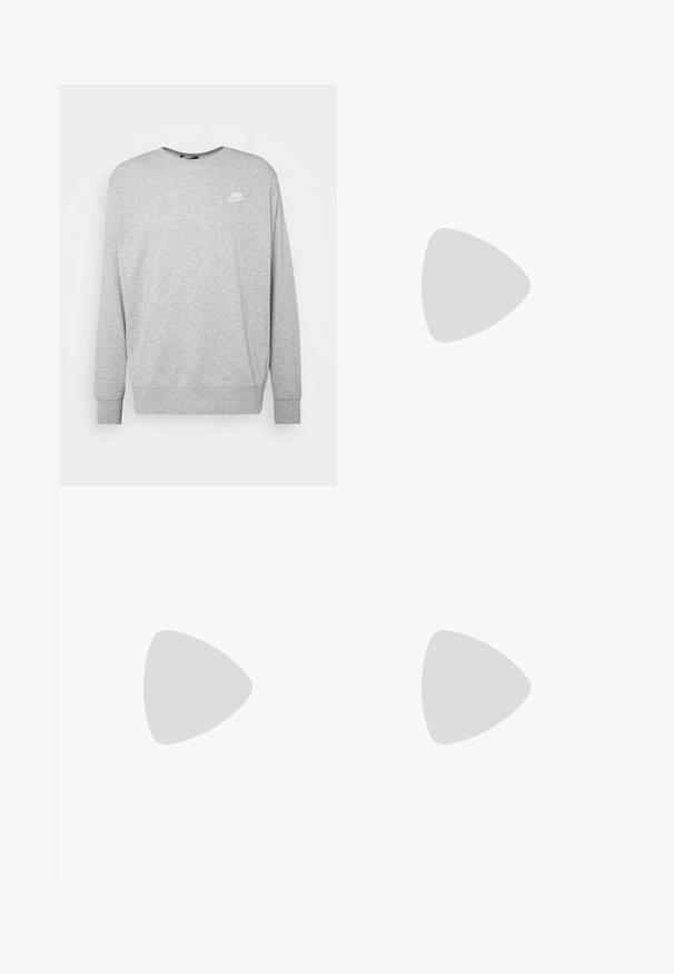 Sudadera gris de tejido suave, con mangas largas, cuello redondo y un pequeño logo blanco de Nike en el pecho.; Camiseta de algodón verde oscuro con mangas cortas, escote redondo y un corte relajado. Textura suave sin patrones o acentos visibles.; Pantalones jogger de forro polar gris con cintura elástica, cordón ajustable y puños en los bajos. Presentan un pequeño logo blanco en el lado izquierdo.; Zapatilla blanca de piel con superficies texturizadas, cuello acolchado y amortiguación de aire visible en la suela. Presenta cordones y un diseño minimalista.