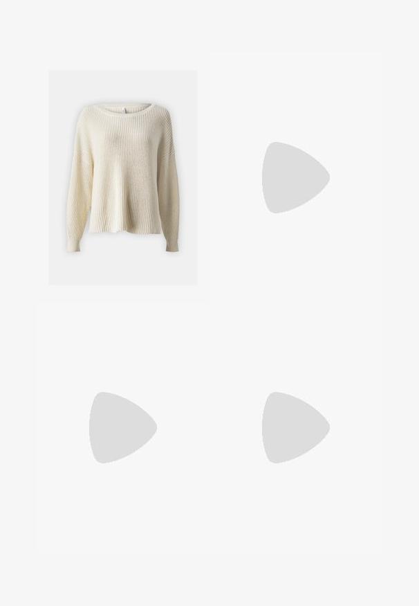 ONLY ONLHILDE LIFE - Trui - birch; Blauwe denim jeans met een iets uitlopende pijp, sluiting met knopen aan de voorkant, zakken en subtiele vervaging details op de dijen en knieën.; Zwarte leren hoge schoenen met een gladde textuur, met veters en een zijrits. G gedragen bij een lange zwarte spijkerrok.; Zwarte suede tote bag met twee lange, platte leren handvatten. Heeft een gebogen bovenrand en zichtbare stiksels aan de voorkant. Geen hardware-accenten.