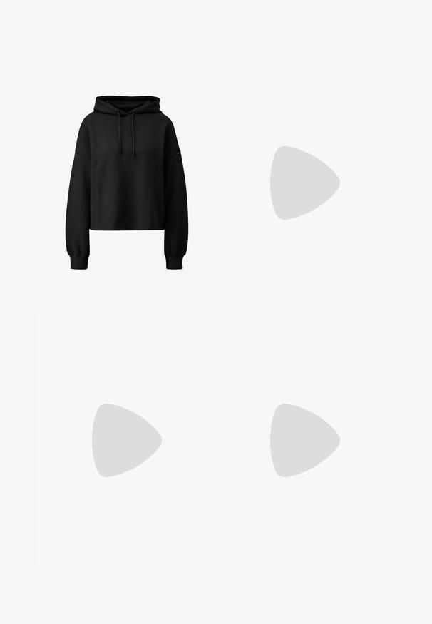 Schwarzer, taillierter Hoodie mit strukturiertem Strickmuster, Kapuze mit Kordelzug und langen Ärmeln mit engen Bündchen.; Schwarze Jogginghosen aus weichem Stoff, mit einem dehnbaren Bund, Seitentaschen und schmalen Beinen für eine taillierte Optik.; Superga 2750 - Sneaker low - black-avorio; Schwarze rechteckige Ledercrossbody-Tasche mit goldenem Reißverschluss und kleinem Calvin Klein-Logo mittig vorne.