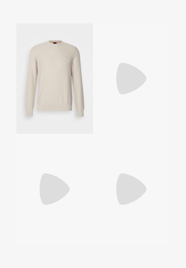 Lys beige sweater lavet af struktureret stof. Har en rund hals, lange ærmer og et lille firkantet logo på brystet.; Sorte joggingbukser lavet af blødt stof, med en elastisk bæltelås og snor, tætsiddende ben og uden synlige mønstre eller udsmykninger.; Sort læder Chelsea-støvle med elastiske sidepaneler og træk-flig, vist svævende over en poleret betongulv nær glasblokke.; Sort læder duffel taske med to top hanke, en aftagelig skulderrem og en lynlåslomme foran til ekstra opbevaring.