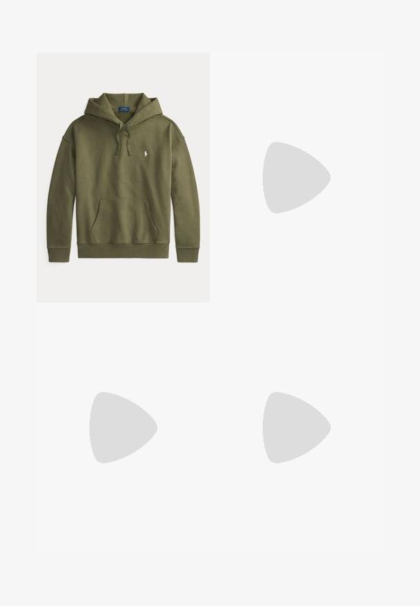 Olivovo zelená mikina s kapucňou s predným vreckom na brušku, kapucňou na sťahovanie, rebrovanými manžetami a lemom a malým bielym logom Polo Ralph Lauren na hrudi.; Košeľa s dlhými rukávmi a zapínaním na gombíky, vyrobená z olivovo zelenej bavlny. Má malú vyšívanú logo na hrudi, štandardný golier a gombíkové detaily.; Modré vyblednuté úzke džínsy s gombíkom a zipsom na zapínanie, prednými vreckami a malým mincovníkom, zobrazené na bielom pozadí.; Čierna nízka teniska s čiernymi šnúrkami, bielym vnútorným lemom a bielym logom Polo Ralph Lauren na boku a päte.