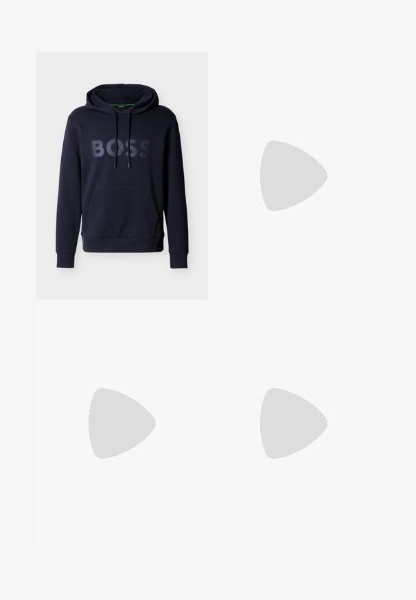 Sweat à capuche bleu marine avec poche avant, capuche à cordon de serrage et inscription « BOSS » en grandes lettres sur la poitrine.; Polo noir à manches courtes avec deux boutons et "BOSS" brodé sur le côté gauche de la poitrine.; Pantalon cargo beige en tissu résistant, avec une coupe décontractée, des poches latérales et une fermeture par bouton à la taille.; Mocassins en cuir noir avec une finition brillante, bout rond et quincaillerie décorative à l'avant. Semelle en caoutchouc à profil bas. Texture lisse.