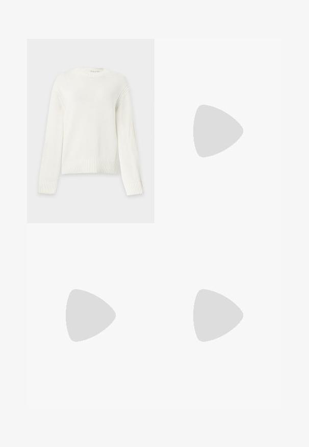 Witte gebreide trui met lange mouwen, geribde boorden, zoom en ronde hals, afgebeeld tegen een effen lichte achtergrond.; Navyblauwe corduroy broek met hoge taille, wijde pijpen, twee achterzakken en een sluiting met knoop aan de voorkant. Zachte textuur met een gladde afwerking.; Benen met donkere geribbelde leggings gecombineerd met zwarte ballerina's met kleine strikdetails op een witte achtergrond.; Bruine leren schoudertas met een gebogen onderkant en een verstelbare riem tegen een effen lichte achtergrond.