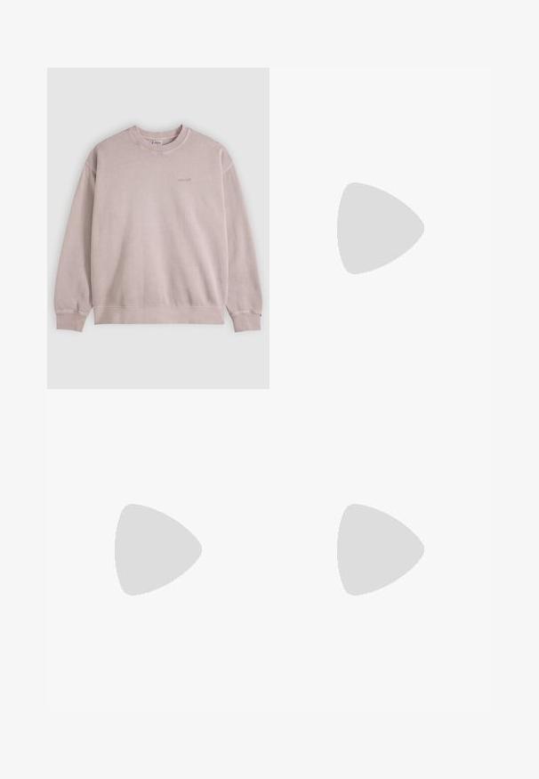 Lichtroze sweatshirt met lange mouwen en een ronde hals, met een klein Levi's-logo op de linkerborst en geribde boorden en zoom.; Korte mouwen lichtroze button-up shirt met een kraag, zakje op de linkerborst en een afgeronde zoom. Gemaakt van zachte stof met een minimale textuur.; Lichtblauwe spijkershort met voorzakken, riemlussen en knoopsluiting op een effen lichte achtergrond.; Zwarte Vans instapsneaker met witte rubberen zool, witte stiksels en elastische zijaccenten, gezien vanaf de buitenkant.