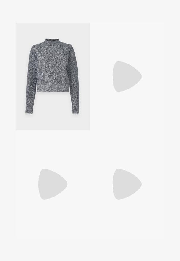 Námořnický a bílý pletený svetr s vysokým límcem, dlouhými rukávy a krátkým střihem; má texturovaný, tečkovaný design.; Modrá šaty s leopardím vzorom, dlhými rukávmi, golierom, nariaseným živôtikom a rozšírenou sukňou. Vyrobené z hladkej, elastickej látky.; Plochá obuv s textúrovaným, mnohobarevným textilným zvrškom v ružovej, bielej a čiernej farbe. Dve čierne remienky cez prednú časť, bez opätku.; Čierna kabelka typu bucket so sťahovacou šnúrkou, dlhým tenkým ramienkom a malým zlatým štvorcovým logom vpredu, zobrazená na jednoduchom pozadí.