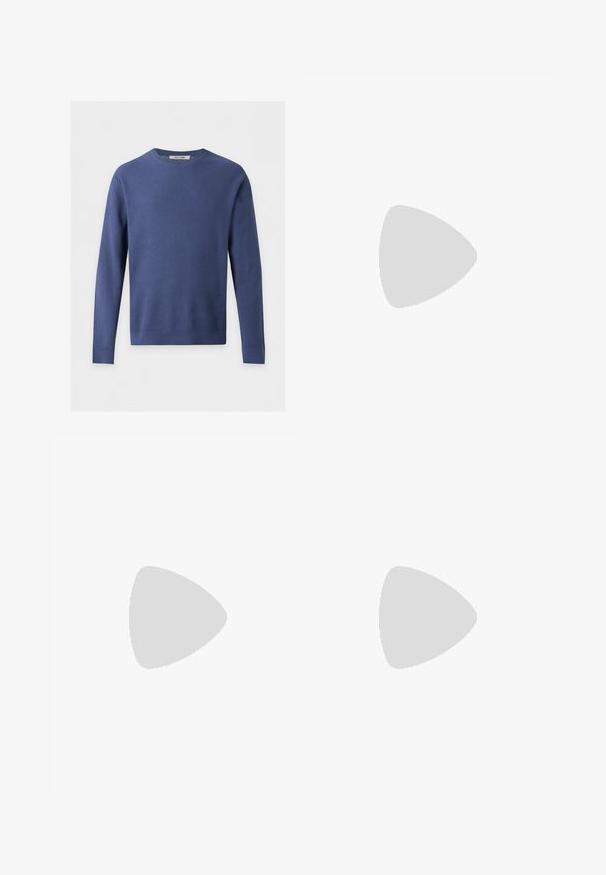 Blå langærmet waffle-strikket sweater med rund hals og ribstrikkede manchetter og kant, lagt fladt på en hvid baggrund.; Langærmet skjorte med knapper, blå og hvide lodrette striber, spids krave og to forlommer.; Beige bukser med lige ben, for- og baglommer, bæltestropper og en lukning med metal knap.; Brune læder bådsko med struktureret overdel, sorte snørebånd og gyldne øjer. Har en holdbar, rillede gummisål.