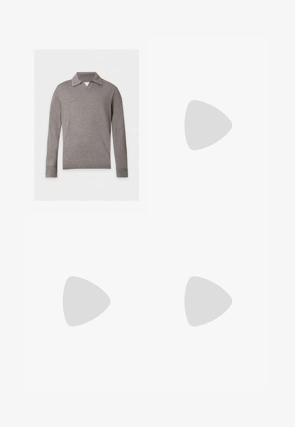 Jersey de punto gris de manga larga con cuello doblado y puños y bajo acanalados, mostrado sobre un fondo blanco liso.; Jeans de denim azul de corte slim con lavado desgastado, estilo de cinco bolsillos, cierre de botón y un sutil efecto de desgaste en las caderas y rodillas.; Zapatilla beige de ante de tacón bajo con cierre de cordones y suela gruesa de goma, mostrada de lado sobre un fondo blanco liso.; Bolso bandolera de cuero marrón oscuro con cierre de solapa y correa de tela ajustable sobre fondo blanco.