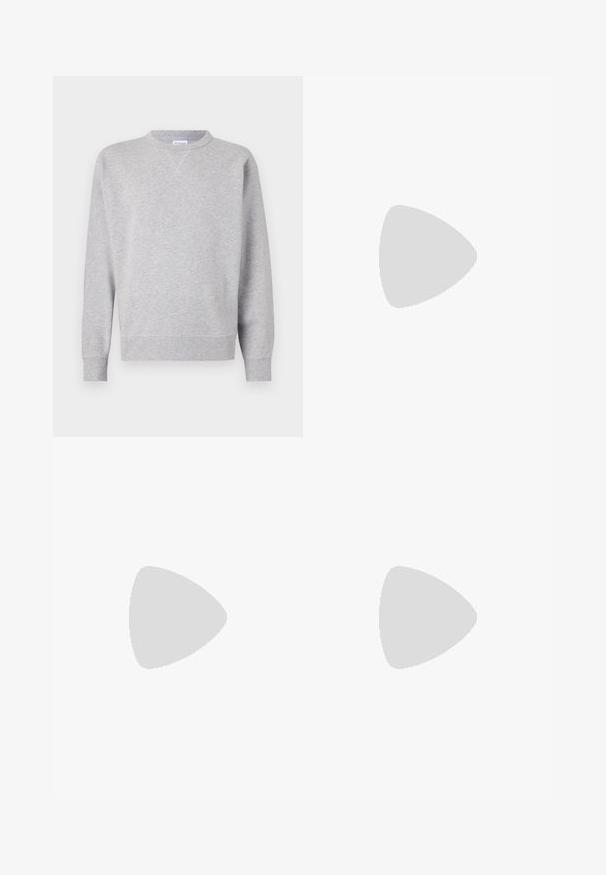 Grå sweatshirt lavet af blødt stof, med rund halsudskæring, lange ærmer, ribbede manchetter og lige kant. Ingen synlige mønstre eller grafik.; Simpel hvid T-shirt med korte ærmer og rund hals med en afslappet pasform på hvid baggrund.; Lyseblå denimjeans med slim fit, fem-lomme design, subtilt falmet struktur og metaludstyr ved lynlåsen og knaplukningen.; Hvid lavtop lærredssneaker med snørebånd, mærket Tommy Hilfiger, vist svævende over en glat grå gulv nær en væg af glasblokke.