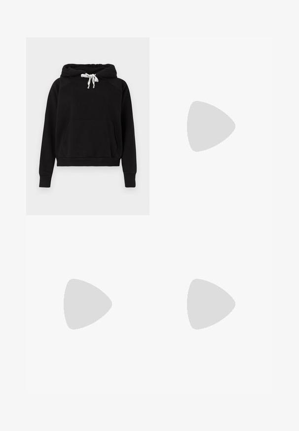 Schwarzer Hoodie aus weichem Stoff, mit einer Fronttasche, Kapuze mit Kordelzug und weißen Akzenten sowie gerippten Bündchen und Saum.; Hellgraue Denim-Shorts mit hoher Taille, distressed Details und fransigen Säumen sowie zwei Fronttaschen. Der Stoff wirkt weich und abgetragen.; Schwarze Lederstiefel bis zum Knie mit weiter Schaftweite, seitlichem Reißverschluss und Schnallenakzent, strukturierter Oberfläche und robuster Gummisohle.; Schwarze Netz-Halbmondhandtasche mit kurzem verstellbarem Lederriemen und Reißverschluss an einem einfarbigen hellen Hintergrund.