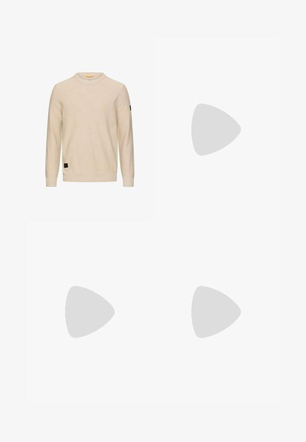 Beige trui met lange mouwen en een ronde hals, voorzien van geribde manchetten en zoom, met kleine zwarte merklabels aan de onderkant voor en op de linker mouw.; Olijfgroen shirt met lange mouwen, puntkraag, knopen aan de voorkant en een borstzak, op een effen lichte achtergrond.; Jack & Jones Cargo Tapered Fit - Cargobroek - dune; Witte Calvin Klein lage sneaker met veters, zwevend boven een grijze gepolijste vloer en een achtergrond van glazen blokken.