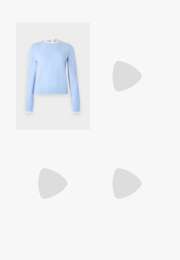 Lichtblauwe trui van zachte stof, met een gerimpelde witte halslijn en manchetten, lange mouwen en een aansluitend ontwerp.; Zwarte denim jeans met een rechte snit, vijf-pocket ontwerp en een knoopsluiting. Beschikt over koperen klinknagels en stikselaccenten.; Benen met donkere geribbelde leggings gecombineerd met zwarte ballerina's met kleine strikdetails op een witte achtergrond.; Zwarte neplederen handtas met een zachte textuur, ronde vorm en een stevige zwartleren schouderband. Zilveren hardwareaccenten zichtbaar.