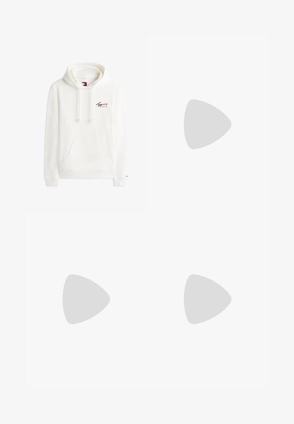 Witte hoodie met voorzak, verstelbare capuchon met koord en klein 'Tommy Jeans' logo in rood en blauw op de borst en pols.; Marineblauwe katoenen T-shirt met "tommy JEANS" in gekleurde letters, korte mouwen en een klassiek ronde hals ontwerp.; Zwarte tapering broek met een elastische tailleband en trekkoord. Glad materiaal met een lichte textuur, voorzien van plooien en zijzakken.; Blauwe suède sneakers met witte accenten, ronde neus, structuur oppervlak, vetersluiting ontwerp en gumrubberen zool met verhoogde rand.