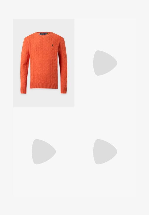 Oranje kabelgebreide trui met lange mouwen en een ronde hals, met geribbelde boorden en zoom, en een klein groen geborduurd logo op de borst.; Bruine jas met ritssluiting gemaakt van gestructureerde stof, met een kraag, voorzak en zijzakken. Minimalistisch ontwerp met lange mouwen.; Donkerblauwe denim jeans met vijf zakken, koperen klinknagels en contrasterende stiksels, plat gelegen tegen een witte achtergrond.; Zwarte leren loafer met lage hak en penny-strap detail, van opzij getoond op een lichtgrijze achtergrond.