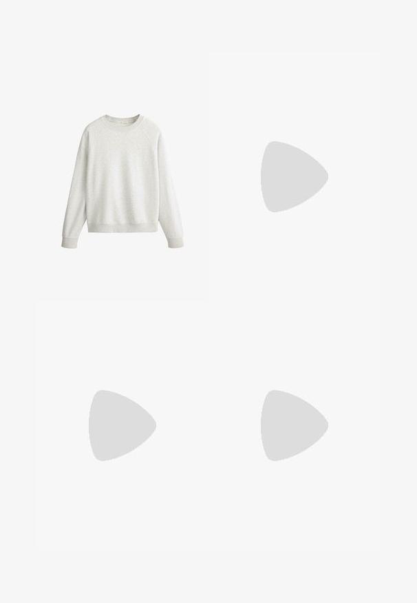 Lichtgrijze crewneck-trui met lange mouwen, geribbelde manchetten en tailleband, gemaakt van zacht katoenen stof.; Wit geribd top met lange mouwen, ronde hals en licht gebogen zoom, afgebeeld tegen een effen witte achtergrond.; Grijze sweatpants met een elastische tailleband, taps toelopend ontwerp, zachte textuur en zonder zichtbare patronen of hardwaredetails.; Beige suède instappers met een platte rubberen zool, voorzien van een brede riem en gestikte details langs het bovenwerk.