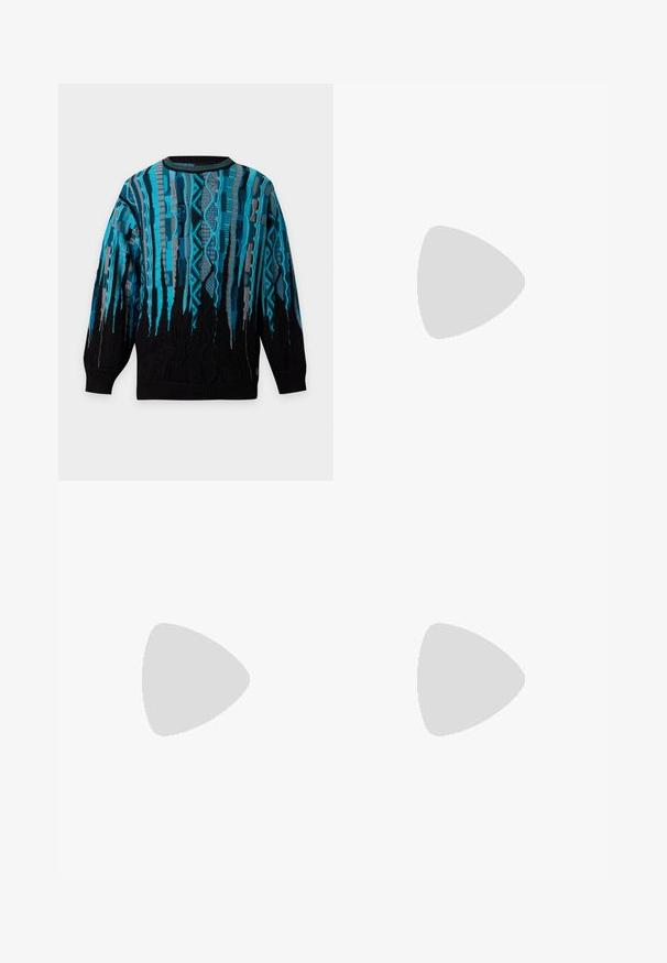 Pull tricoté à manches longues avec une base noire et des motifs géométriques verticaux bleus et gris, col, poignets et ourlet côtelés.; Chemise à manches longues à boutons avec un motif à carreaux bleu, vert et marine et deux poches poitrine à boutons sur fond blanc.; Jean en denim bleu foncé avec une coupe droite, cinq poches et un bouton métallique à la taille. Texture lisse avec une décoloration minimale.; Mocassins en cuir noir avec un design de style mocassin, présentant une bande décorative et un détail de couture sur le dessus. Talon bloc bas.