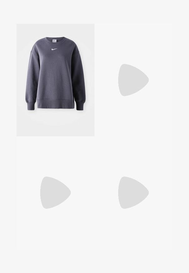 Sweatshirt gris foncé à manches longues, avec un col rond, un ourlet en maille côtelée et un logo Nike blanc sur la poitrine, fabriqué en mélange de coton doux.; T-shirt blanc court en coton, avec des manches courtes et un col rond, orné d'un logo Nike noir sur la poitrine.; Pantalon de survêtement Nike en bleu marine, fabriqué dans un matériau doux. Présente une taille élastique avec un cordon de serrage et des chevilles resserrées. Petite accentuation logo blanche.; Baskets en maille blanches avec des accents noirs, bout rond et semelle en caoutchouc plate. Associées à des chaussettes blanches côtelées.