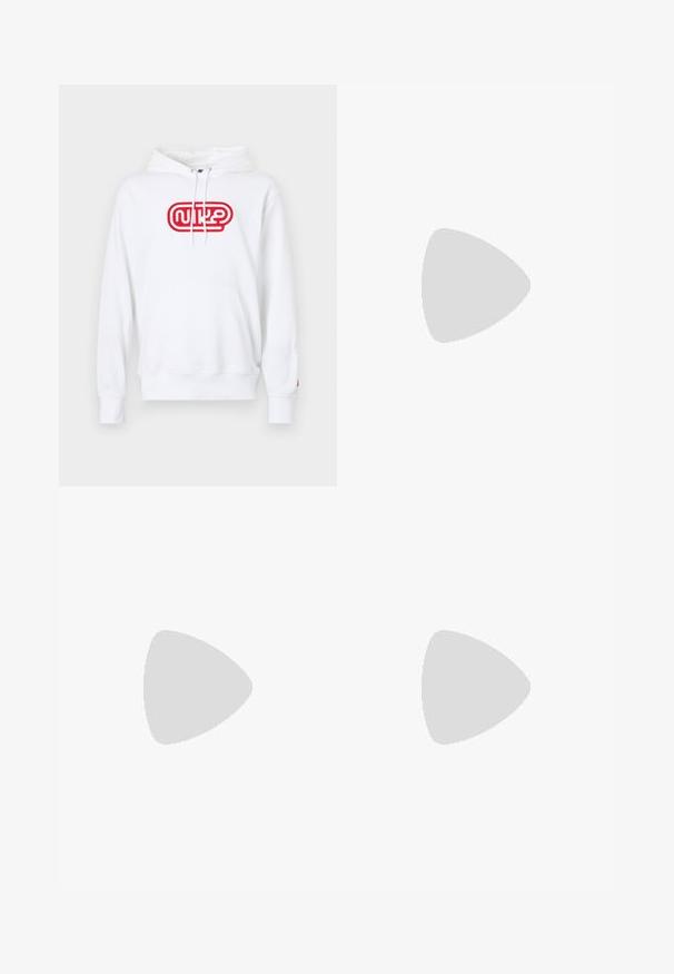 Sudadera blanca de algodón, con un logo bordado rojo en la parte frontal, cordones ajustables y un bolsillo tipo canguro. Textura suave.; Pantalones deportivos azul con cintura elástica y cordón ajustable. Presenta un logo blanco en el muslo y puños ajustados en los tobillos.; Zapatilla blanca de cuero con un Swoosh negro texturizado, cordones planos y una suela de goma con un patrón estriado. "AIR" está grabado en el talón.; Bolsa de hombro de tela negra con exterior texturizado, correa ajustable y cierre de cordón. Presenta costuras llamativas y una etiqueta lateral.