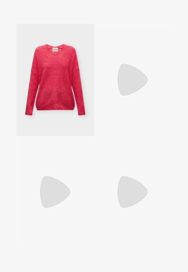 Suéter de punto rosa suave con un sutil escote en V, mangas largas y un dobladillo ligeramente curvado, mostrado sobre un fondo liso.; Mos Mosh HERA - Vaqueros a campana - dark blue; Botín negro de cuero con punta puntiaguda y tacón grueso y cuadrado sobre un fondo claro y liso.; Bolso de hombro de cuero negro con una sola correa y un pequeño detalle de hebilla dorada en la parte delantera sobre un fondo claro y liso.