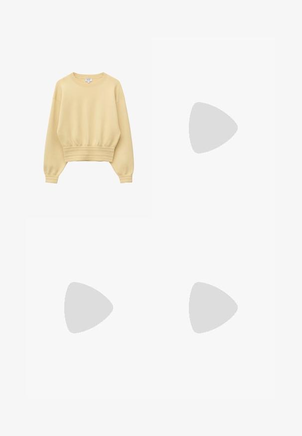 Pull jaune clair à manches longues avec col rond, poignets côtelés et large bord-côtes, en tissu tricoté doux.; Jean bleu foncé en denim, avec une coupe droite, style cinq poches, accents de surpiqûres et fermeture à bouton.; Bottines en cuir marron avec un orteil carré et un talon carré, associées à un jeans noir à jambes larges. Texture lisse et design minimaliste.; Sac à bandoulière en cuir marron foncé brillant avec une seule large sangle et un détail de boucle sur un côté, posé sur un fond clair uni.