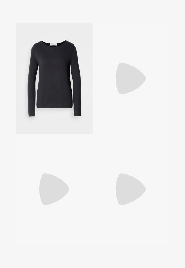 Blusa negra de manga larga con cuello redondo, confeccionada en una tela suave, que presenta un corte ajustado y un diseño minimalista sin patrones visibles.; Falda maxi de mezclilla oscura con una abertura frontal, que cuenta con cinco bolsillos, un cierre de cremallera y detalles de costura en contraste.; Botas de tobillo de cuero negro con punta afilada, paneles laterales elásticos y un tacón bajo en bloque. Cuenta con una lengüeta en el talón para facilitar su uso.; Bolso rectangular color crema con una sola correa y cremallera superior, con una pequeña placa de logotipo en relieve en el frente.