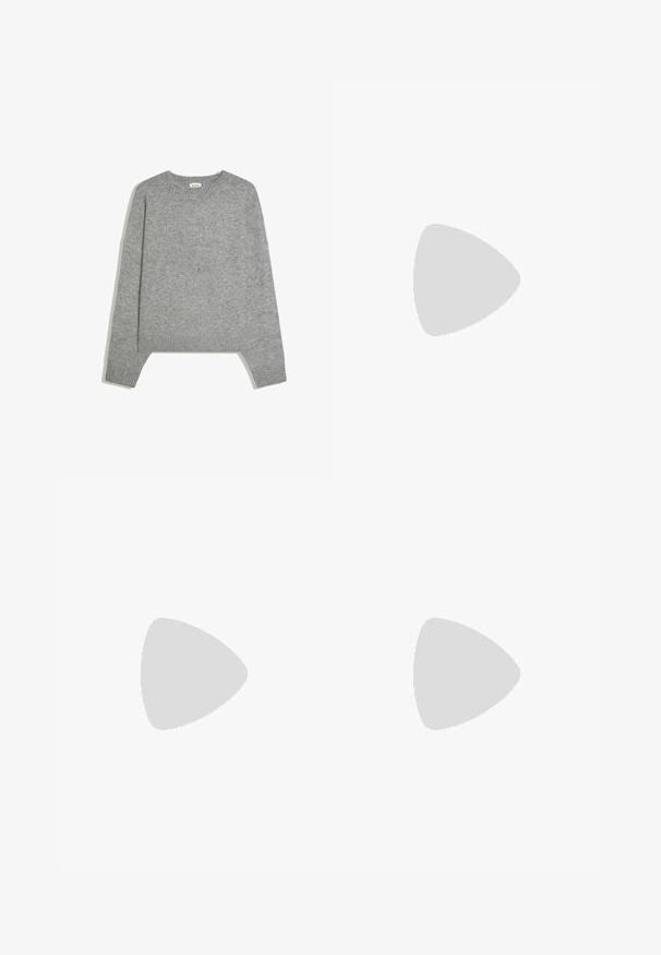 Pull en maille gris clair uni à manches longues, avec poignets, ourlet et col rond en côtes, posé à plat sur un fond blanc.; Chemise en flanelle à carreaux bleu marine et jaune, avec deux poches avant, boutonnage avant et un petit logo sur la poche gauche. Texture douce.; Pantalon bleu marine foncé en tissu lisse, avec une coupe ajustée, deux poches avant et une fermeture par bouton.; Chaussure noire en cuir sans lacets avec un accent en tissu texturé, une semelle en caoutchouc robuste et une finition lisse. Présente un détail de couture subtil.