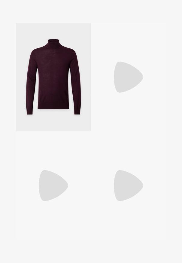 Dunkellila langärmeliger Rollkragenpullover mit Rippenstrick an Kragen, Bündchen und Saum, dargestellt auf einem hellgrauen Hintergrund.; Maßgeschneiderte schwarze Hose aus glattem Stoff, mit flacher Vorderseite, zwei vorderen Falten und umgeschlagenen Säumen für einen sauberen, strukturierten Look.; Dunkelbrauner Leder-Schnürschuh mit abgerundeter Spitze und niedrigem gestapeltem Absatz, von der Seite betrachtet.; Dunkelbraune Leder-Aktentasche mit doppelten Griffen und abnehmbarem Schulterriemen, rechteckige Form, glatte Textur und Vordertasche.
