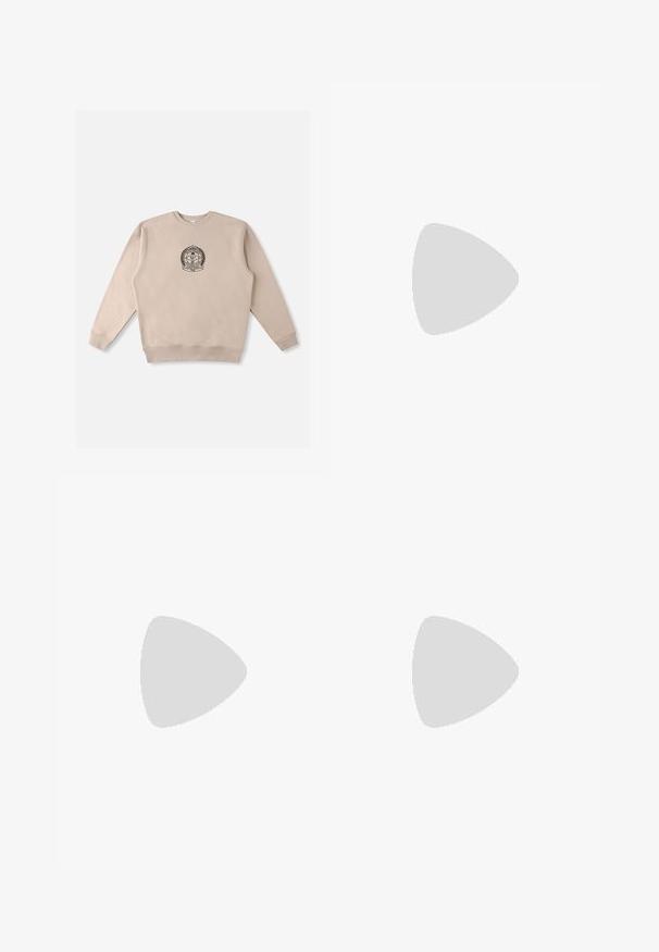 Sudadera beige de manga larga, con cuello y dobladillo acanalados, que presenta un emblema negro central con detalles de laurel. Textura suave de algodón.; Camiseta de algodón azul marino con cuello redondo y mangas cortas. Presenta un estampado gráfico geométrico en púrpura y blanco en el lado izquierdo del pecho.; Pantalones cortos de mezclilla azul con trabillas para cinturón, bolsillos frontales, cierre de botones y pequeño bordado naranja en el bolsillo izquierdo.; Zapatilla blanca con detalles en azul y amarillo, con un patrón texturizado gris en la puntera y el talón. Entresuela negra con amortiguación visible de aire.
